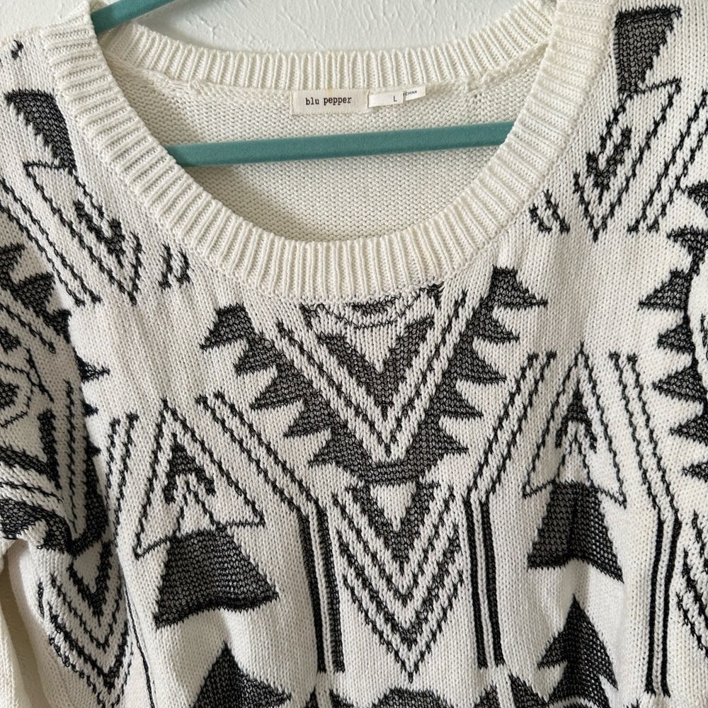 ๐SALE๐ black and white Aztec sweater size largeโโโโโโ - Picture 4 of 6